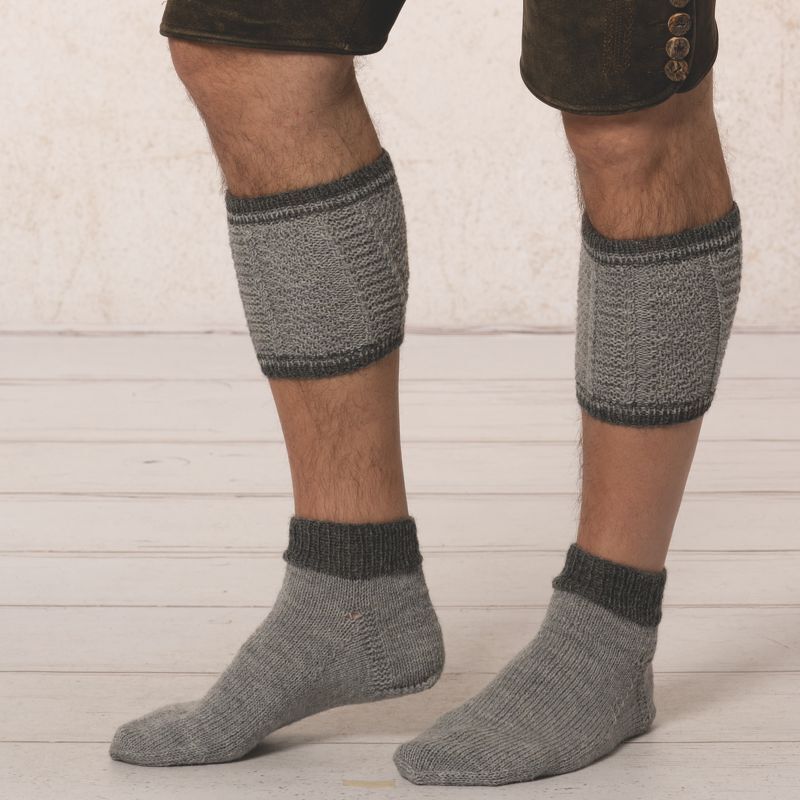 Beine eines Mannes mit grauen Loferl und kurzen Socken, Detailaufnahme