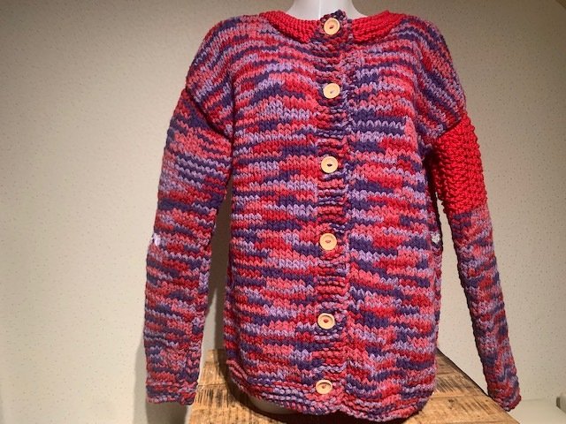 Gestrickte Damenjacke in Rot- und Lilatönen mit Holzknöpfen