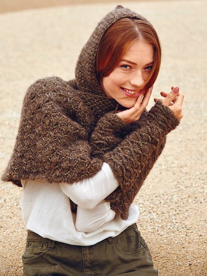 Häkelanleitung: Schultercape mit wärmender Kapuze und Handstulpen