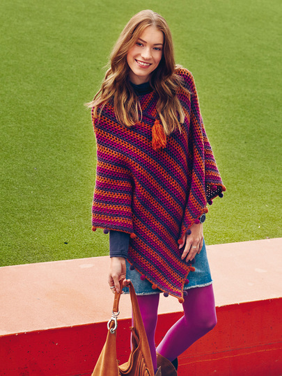 Häkelanleitung: Gehäkelter Poncho in drei Farben mit Mini-Pompons