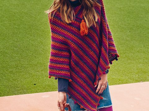 Häkelanleitung: Gehäkelter Poncho in drei Farben mit Mini-Pompons