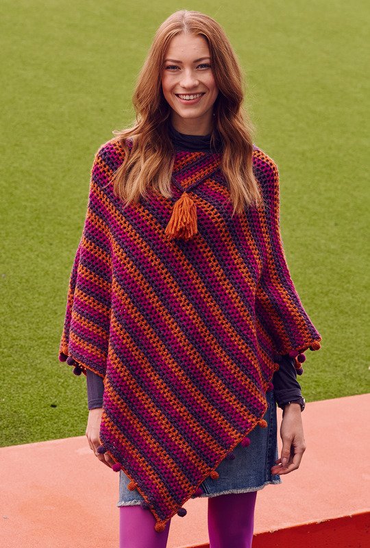 Häkelanleitung: Gehäkelter Poncho in drei Farben mit Mini-Pompons - Bild 2