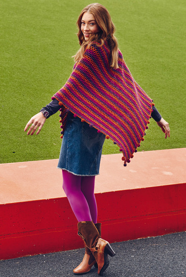 Häkelanleitung: Gehäkelter Poncho in drei Farben mit Mini-Pompons