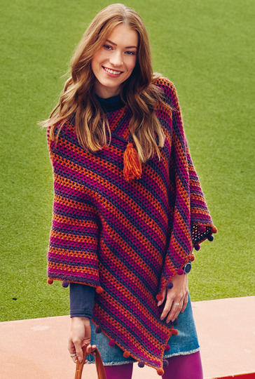 Häkelanleitung: Gehäkelter Poncho in drei Farben mit Mini-Pompons