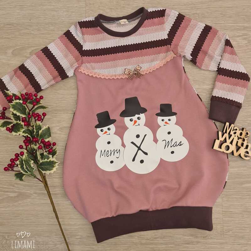 Rosa Kinderkleid mit gestreiften Ärmeln und drei stilisierten Schneemännern mit Hüten und Schriftzug 'Merry X Mas'
