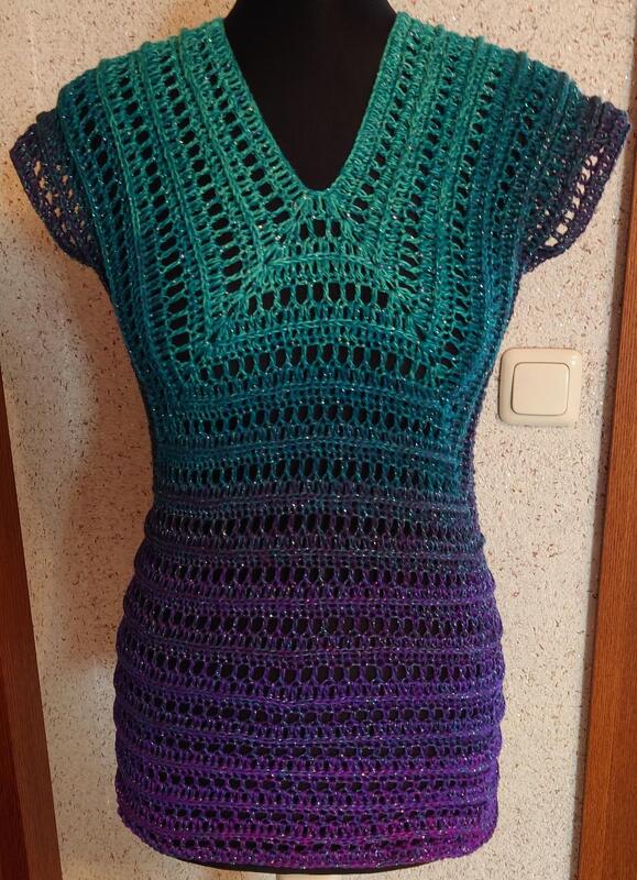 Gehäkelte Damen-Tunika mit V-Ausschnitt und Farbverlauf von Türkis zu Violett, offenes Lochmuster