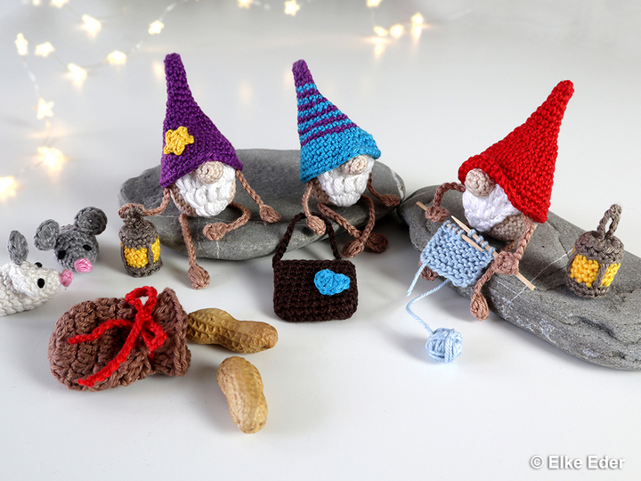 Wichtel mit Strickzeug und Säckchen - Baumschmuck, Kantenhocker, Tischdeko