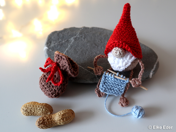 Wichtel mit Strickzeug und Säckchen - Baumschmuck, Kantenhocker, Tischdeko