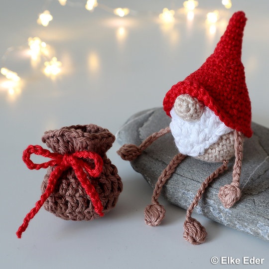 Wichtel mit Strickzeug und Säckchen - Baumschmuck, Kantenhocker, Tischdeko