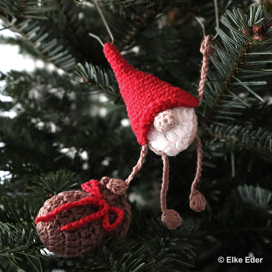 Wichtel mit Strickzeug und Säckchen - Baumschmuck, Kantenhocker, Tischdeko