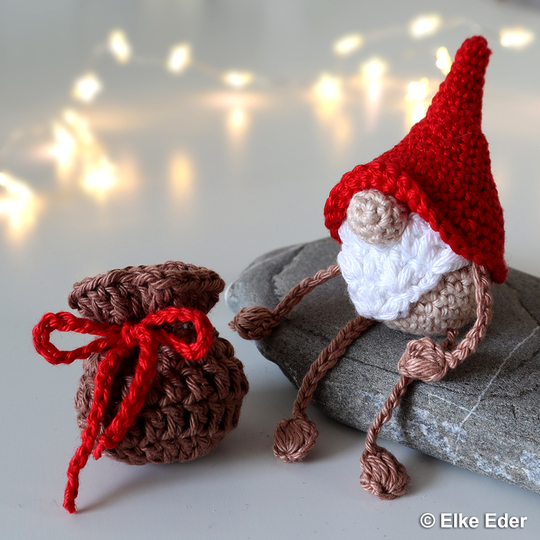 Wichtel mit Strickzeug und Säckchen - Baumschmuck, Kantenhocker, Tischdeko