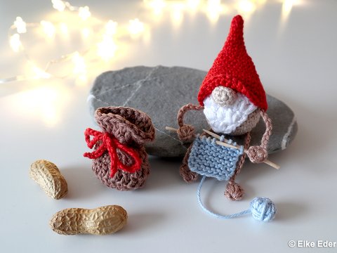 Wichtel mit Strickzeug und Säckchen - Baumschmuck, Kantenhocker, Tischdeko