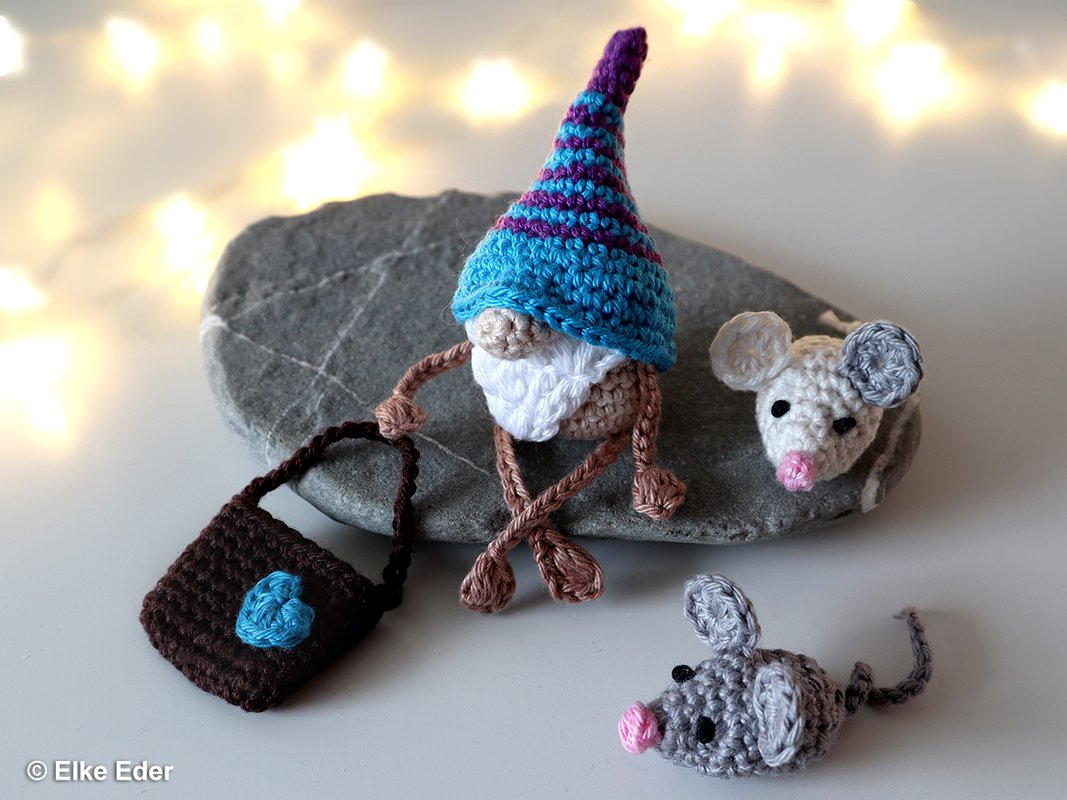 Wichtel mit Tasche und Maus  - Baumschmuck, Kantenhocker, Tischdeko - Bild 3