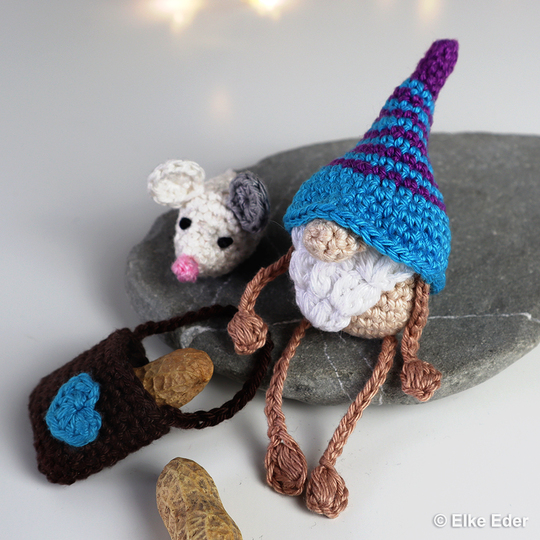 Wichtel mit Tasche und Maus  - Baumschmuck, Kantenhocker, Tischdeko