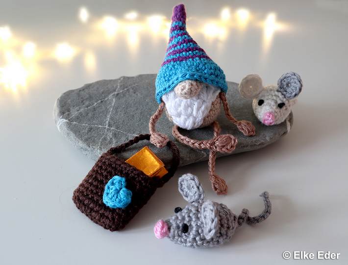 Wichtel mit Tasche und Maus  - Baumschmuck, Kantenhocker, Tischdeko