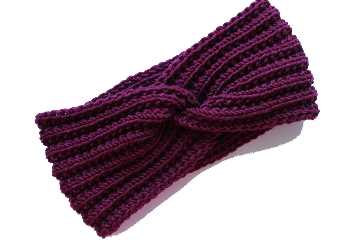 Gestricktes dunkelviolettes Stirnband mit gedrehtem Mittelteil