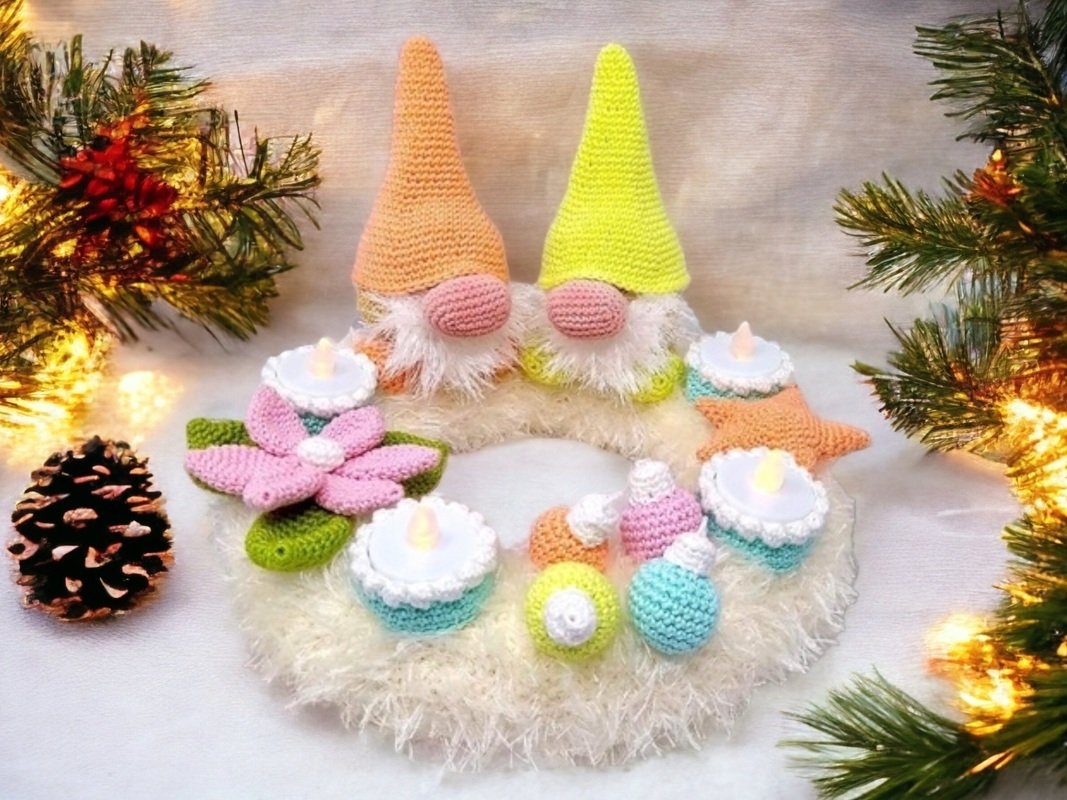 Pastel crochet wreath with two gnomes, crocheted ornaments and flameless tea lights on a fluffy base