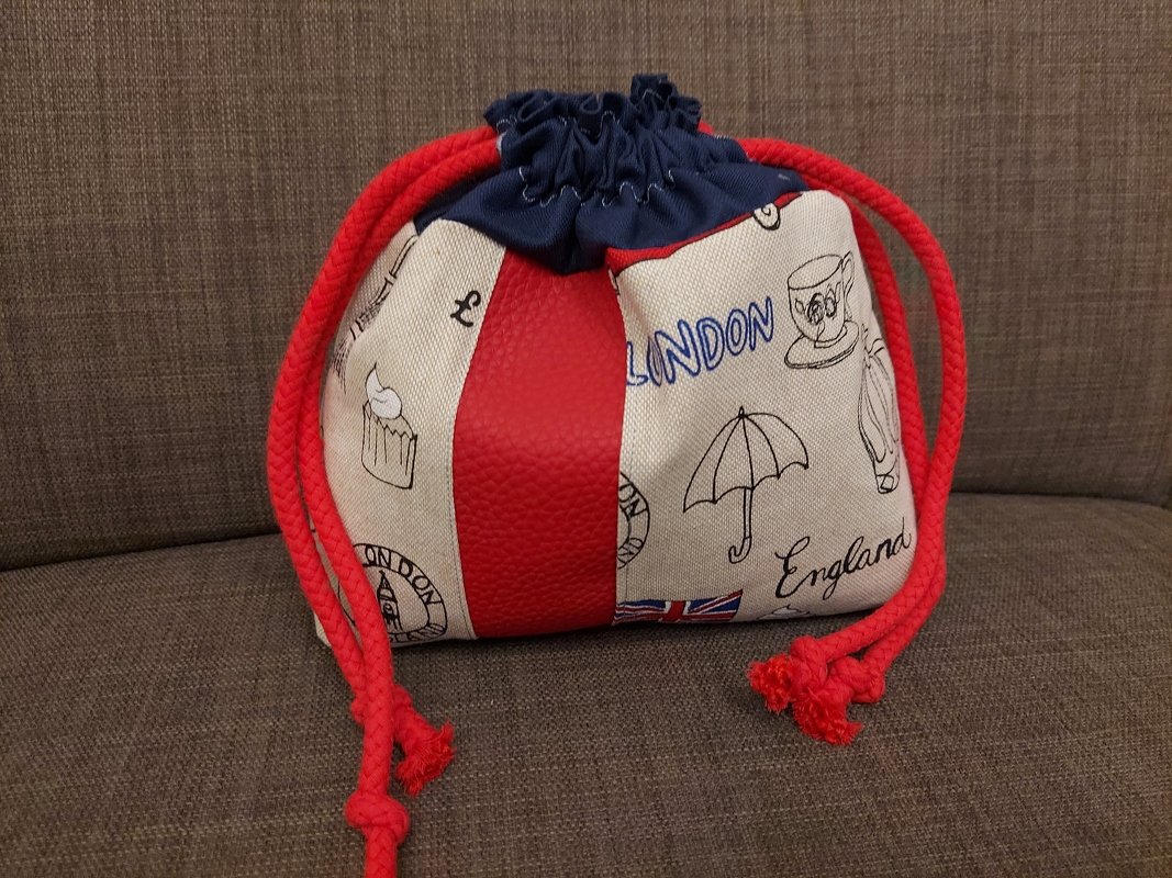 Zugbeutel-Kosmetiktasche mit London-Illustrationen, rotem Einsatz und roten Kordeln