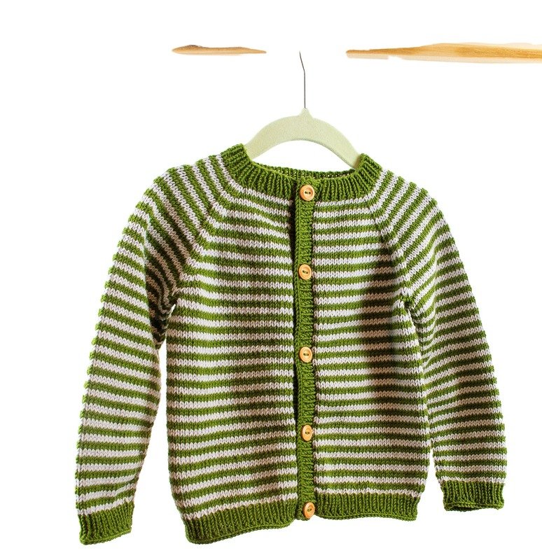 Gestrickte Kinderjacke mit grün-weißen Streifen, Knopfleiste und Bündchen