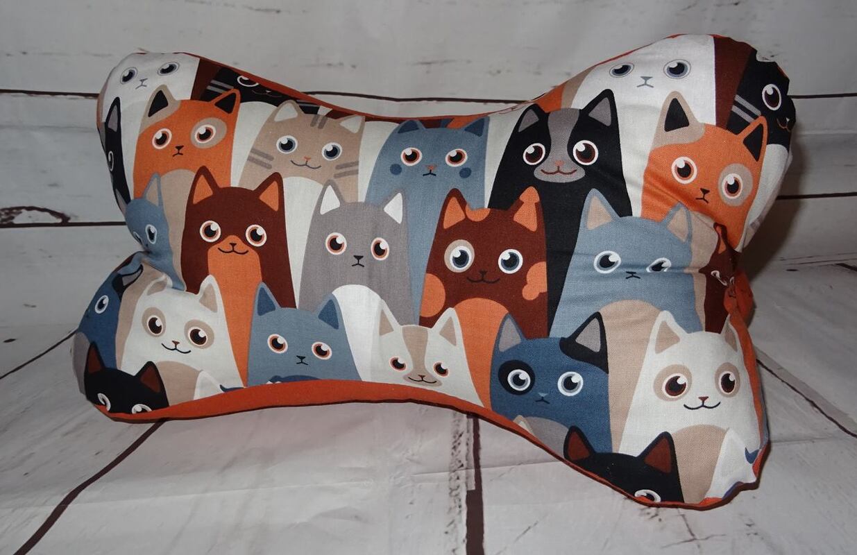 Genähtes knochenförmiges Kissen aus Katzenstoff mit orangefarbener Paspel