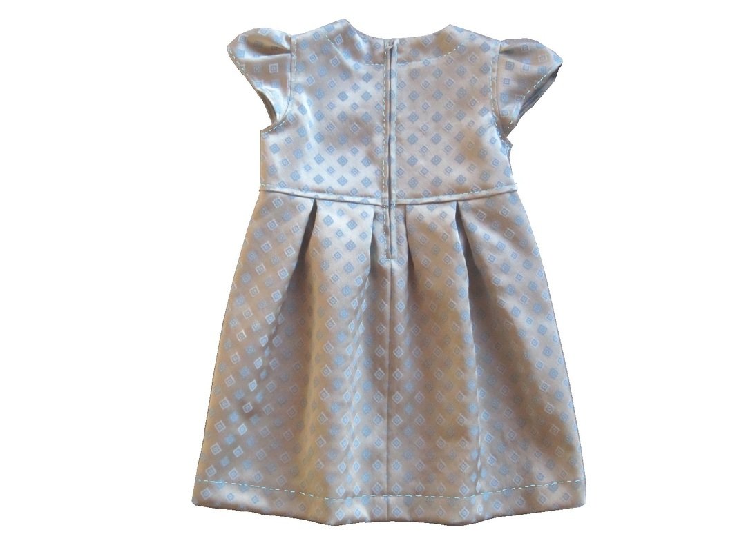 Rückansicht Kinderkleid mit Rückreißverschluss, Taillennaht und eingesetzten Falten