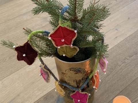 Anleitung Weihnachtsdeko: Gestrickte Sternengirlande