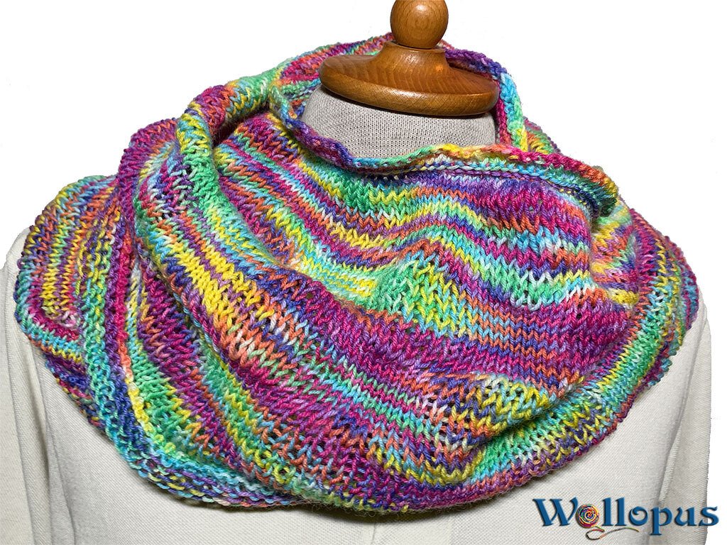 Mehrfarbiger gestrickter Loop-Schal auf einer Schaufensterpuppe mit Wellenmuster