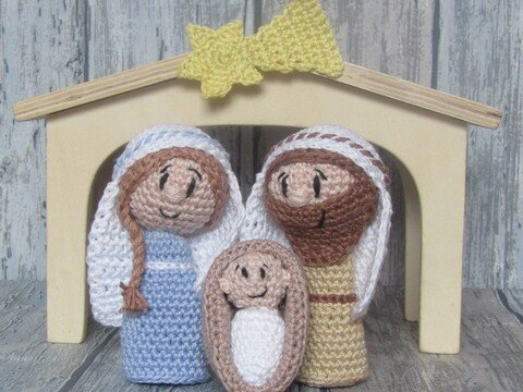 Die Krippe oder Maria,Josef und das Jesuskind als Fingerpuppen :-)