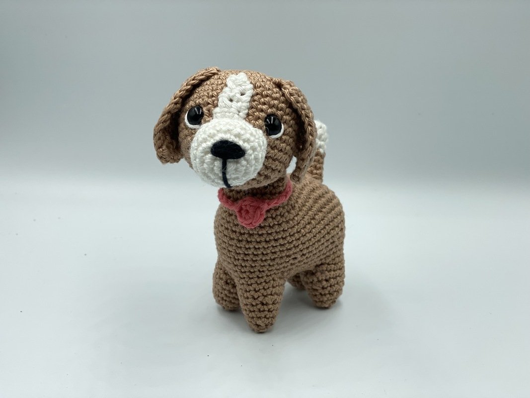 Gehäkelter Amigurumi-Hund, braun-weiß, mit rosa Halsband
