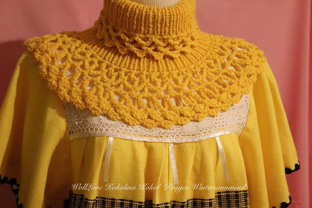 Gelber gestrickter Kragenschal mit Rippkragen und Ajourmuster auf einer Schaufensterpuppe