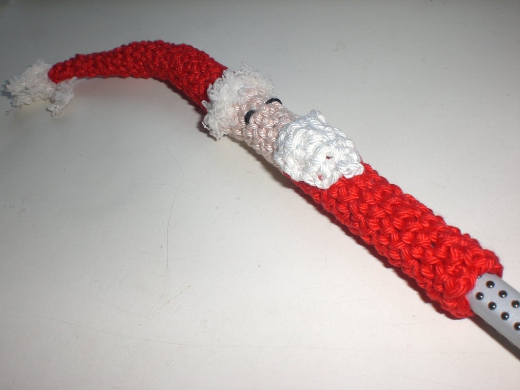 Nahaufnahme eines gehäkelten Nikolaus-Stiftüberzugs mit roter Mütze