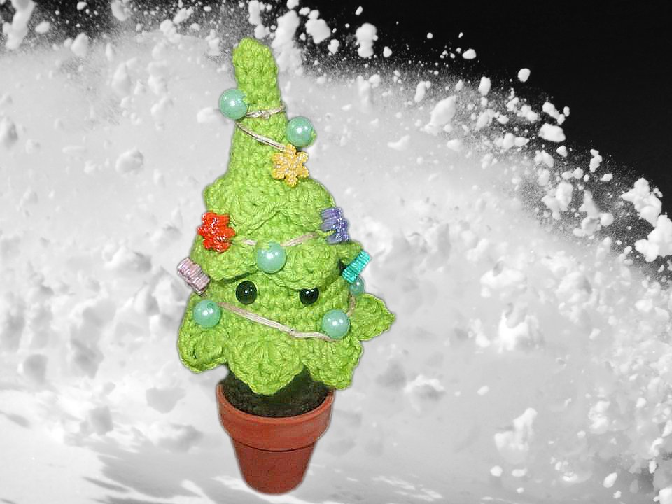 Schnell gehäkelter Mini-Weihnachtsbaum mit Perlen im Tontopf
