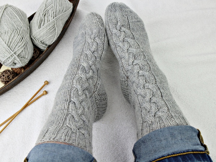 Knitting Pattern PDF Cable Socks Mysig – cozy beginner friendly socks