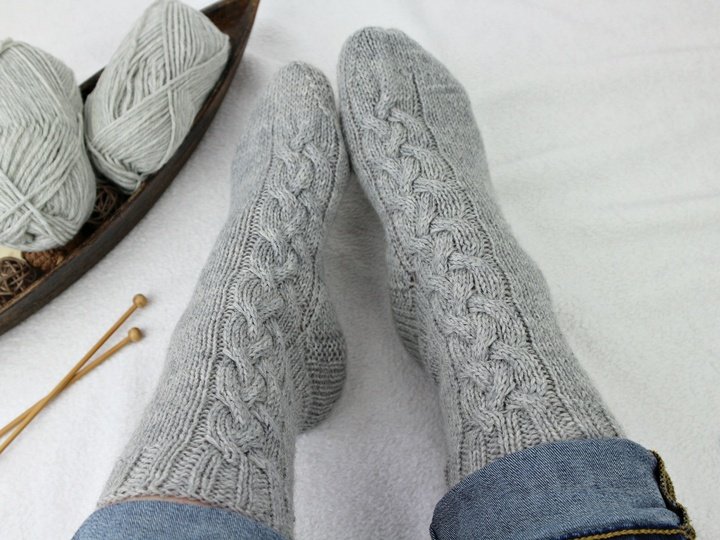 Strickanleitung Socken – Zopfmuster Socken einfach aus 6-fach Wolle "Mysig"