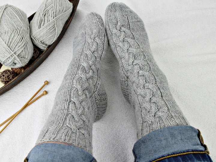 Strickanleitung Socken – Zopfmuster Socken einfach aus 6-fach Wolle "Mysig"