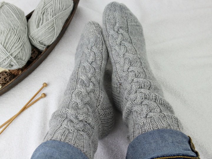 Strickanleitung Socken – Zopfmuster Socken einfach aus 6-fach Wolle "Mysig"