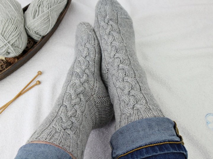Strickanleitung Socken – Zopfmuster Socken einfach aus 6-fach Wolle "Mysig"