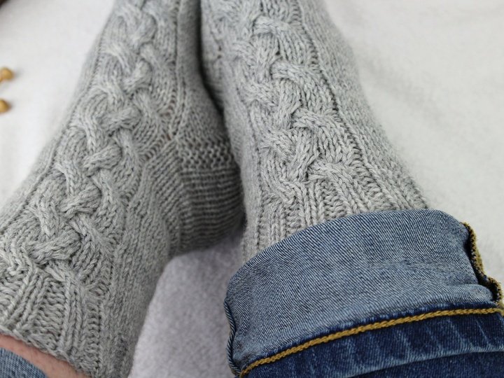 Strickanleitung Socken – Zopfmuster Socken einfach aus 6-fach Wolle "Mysig"