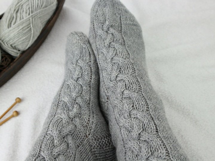 Strickanleitung Socken – Zopfmuster Socken einfach aus 6-fach Wolle "Mysig"