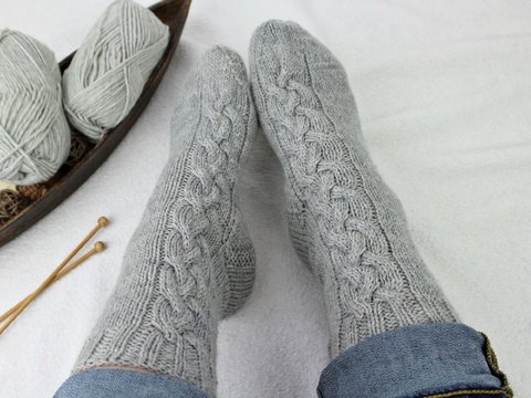 Strickanleitung Socken – Zopfmuster Socken einfach aus 6-fach Wolle