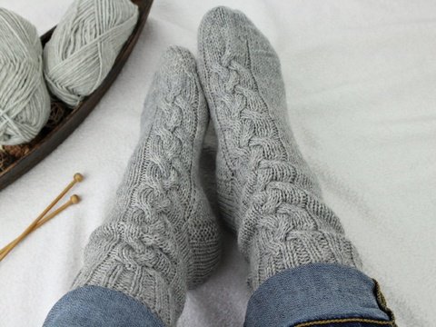 Strickanleitung Socken – Zopfmuster Socken einfach aus 6-fach Wolle "Mysig"
