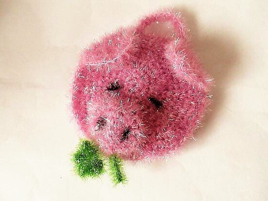 Flauschige pinke Häkel-Erdbeere mit grünen Blättern und Aufhängeschlaufe