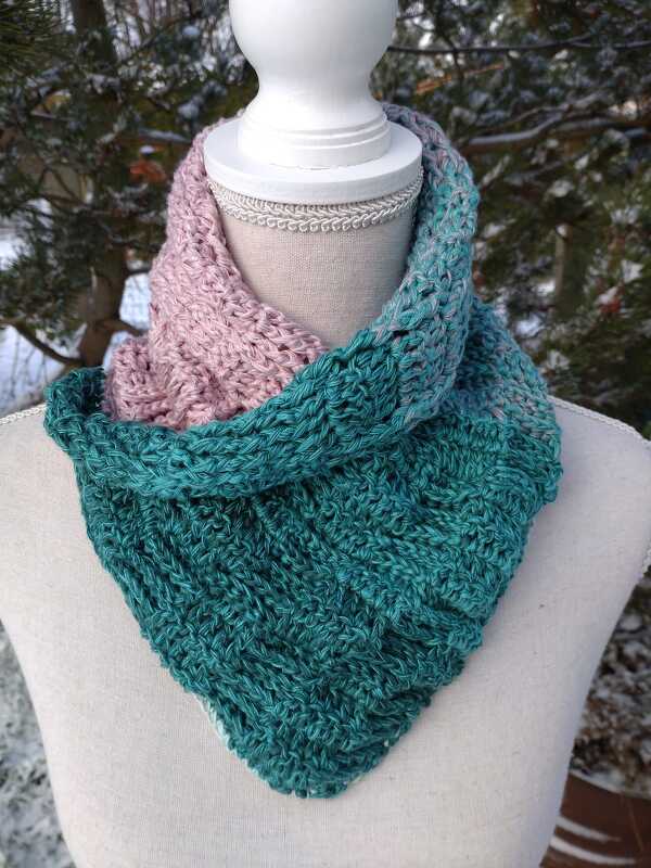 Gehäkelter zweifarbiger Kragenschal in Rosé und Petrol auf Schneiderbüste, dreieckige Form