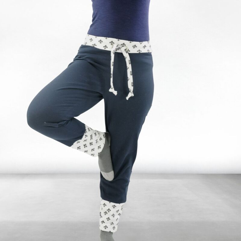 Dunkelblaue Damenhose mit hohem Bund, weiß gemusterten Bein- und Taillenbündchen und Kordel