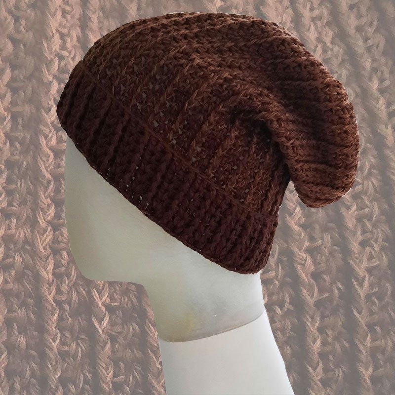 Dunkelbraune gehäkelte Slouchy-Mütze auf einem Mannequinkopf