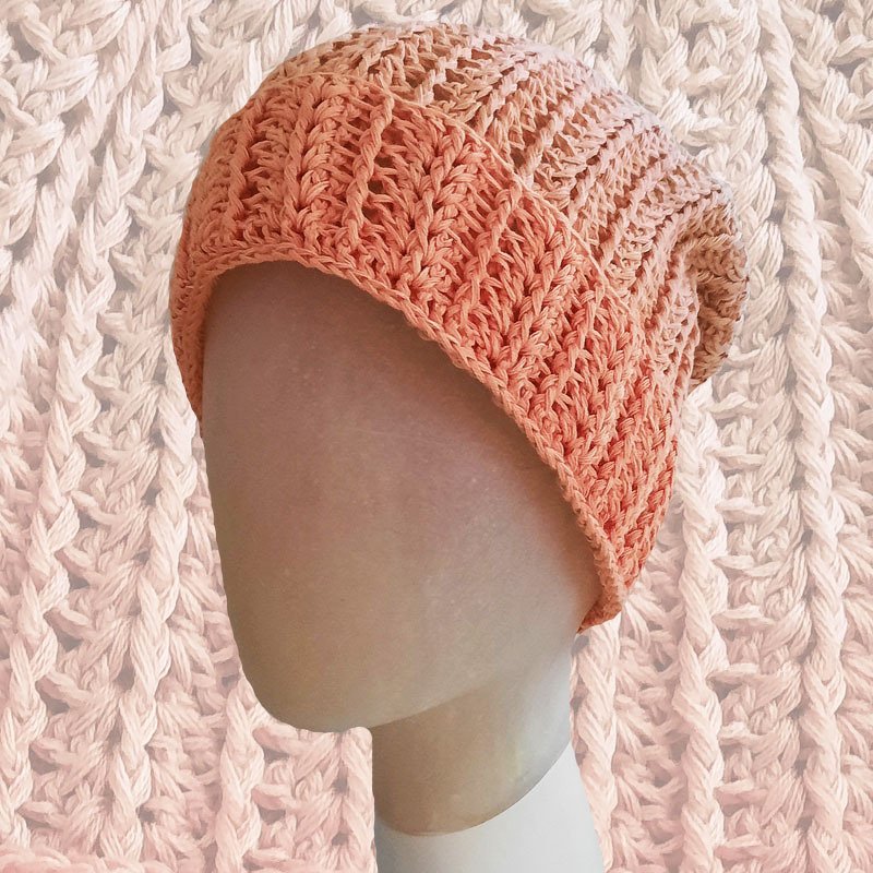 Lachsfarbene gehäkelte Beanie mit vertikalem Rippenmuster auf Schaufensterpuppe