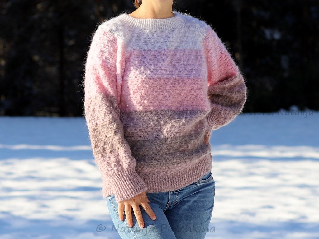 Gehäkelter Damenpullover mit Rundhalsausschnitt und Pastellblockstreifen