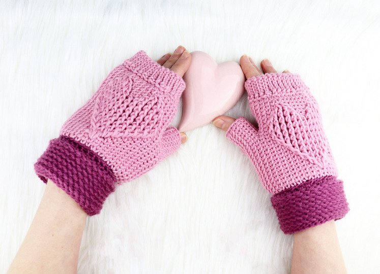 Hand gloves (mittens) with the heart, for adults and children from 6 y.