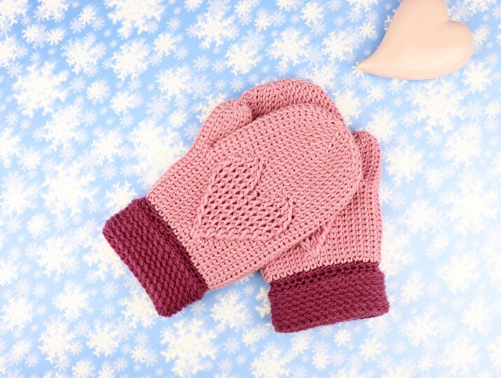 Hand gloves (mittens) with the heart, for adults and children from 6 y.