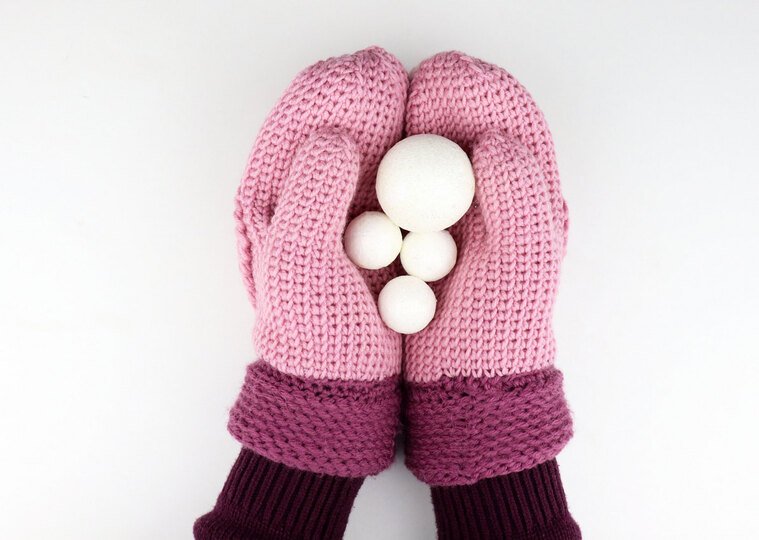 Hand gloves (mittens) with the heart, for adults and children from 6 y.